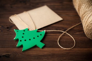 Zarf üzerinde ahşap masa dekorasyonu ile