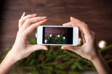 Ahşap arka plan üzerinde smartphone ile fotoğraf çekimi