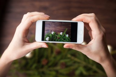 Ahşap arka plan üzerinde smartphone ile fotoğraf çekimi
