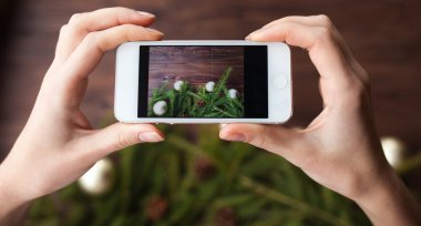 Ahşap arka plan üzerinde smartphone ile fotoğraf çekimi