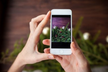 Ahşap arka plan üzerinde smartphone ile fotoğraf çekimi