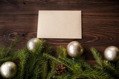 Noel dekorasyon ahşap masa üzerinde zarf