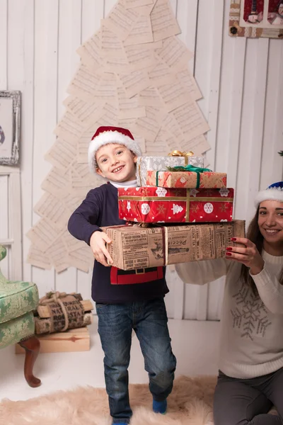 Kleine jongen met moeder poseren in Kerstmis interieur — Stockfoto