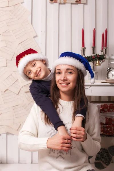 Anak kecil dengan ibu berpose di interior Natal — Stok Foto
