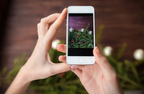 Taking picture with smartphone on wooden background — Stock Photo, Image