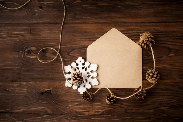 Envelop met Kerstdecoratie op houten tafel — Stockfoto