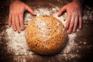 Baker eller tablo taze ekmek ile