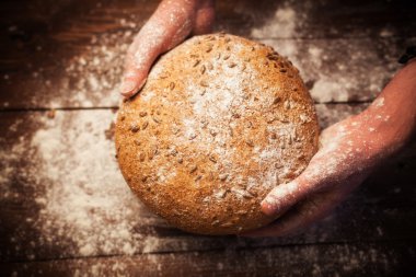 Baker eller tablo taze ekmek ile