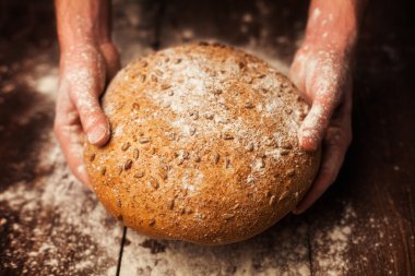 Baker eller tablo taze ekmek ile