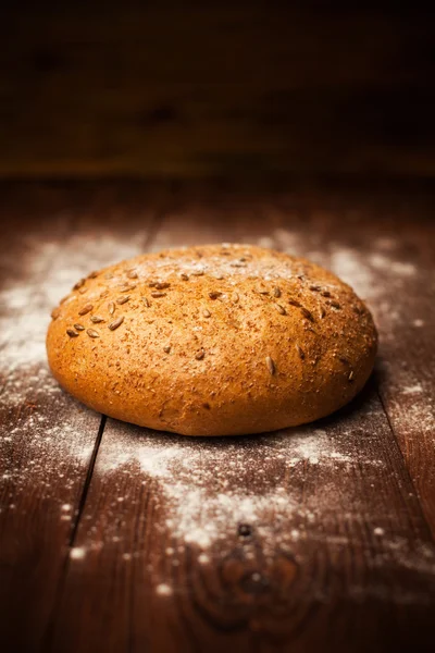 Selský chléb na stůl — Stock fotografie