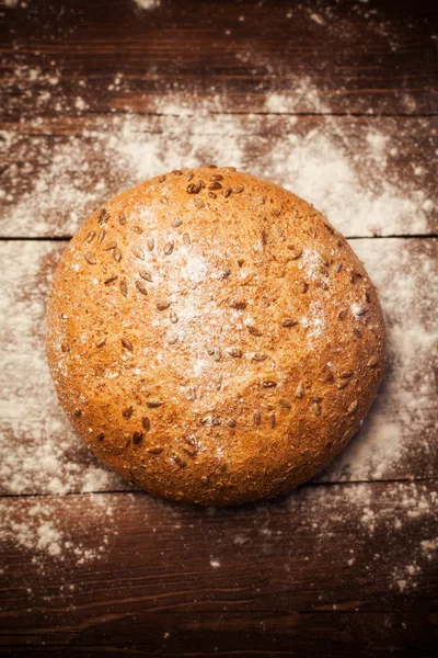 Rustieke brood op tafel — Stockfoto