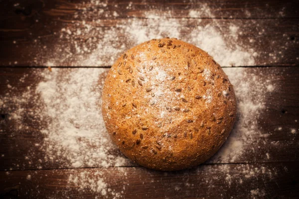 Rustieke brood op tafel — Stockfoto