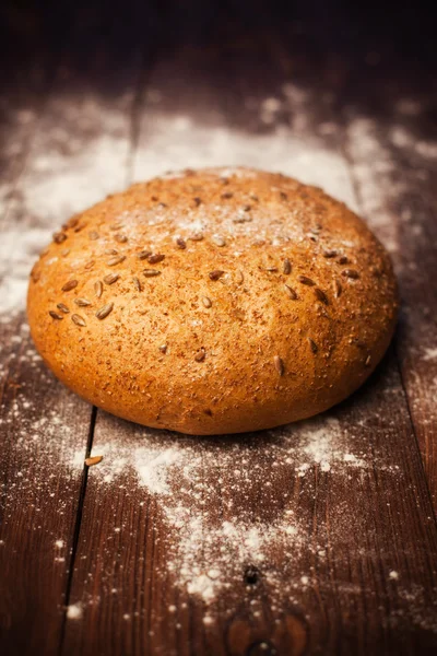 Rustieke brood op tafel — Stockfoto