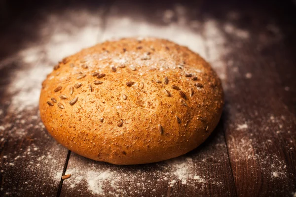 Rustieke brood op tafel — Stockfoto