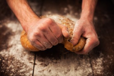 Baker eller tablo taze ekmek ile