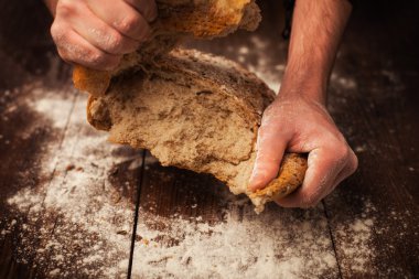 Baker eller tablo taze ekmek ile