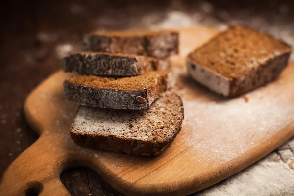 Pane affettato di segale sul tagliere primo piano sul tavolo — Foto Stock