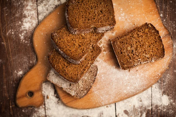 Gesneden roggebrood op snijden bestuur close-up op tafel — Stockfoto