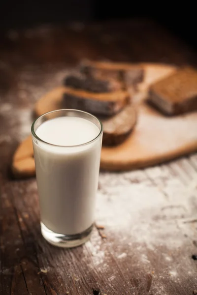 Leche y pan en la mesa. naturaleza muerta —  Fotos de Stock