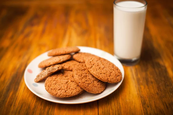 オートミール クッキーとナプキンをテーブルの上にミルクのガラス — ストック写真