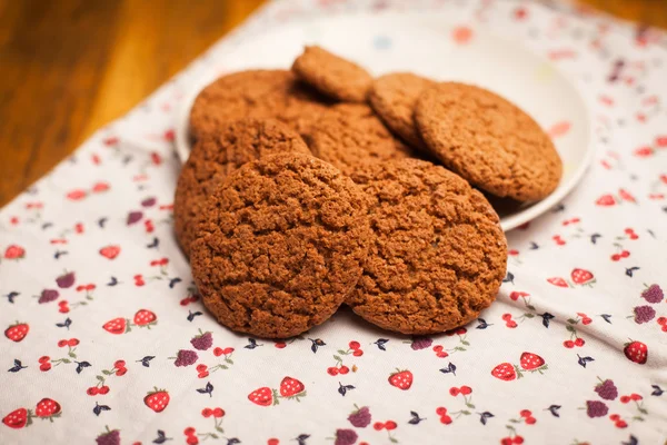 Havermout cookies op servet op tafel — Stockfoto