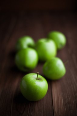 Taze yeşil elmalar masada.