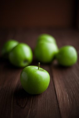 Taze yeşil elmalar masada.