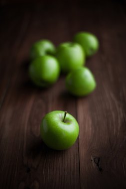 Taze yeşil elmalar masada.
