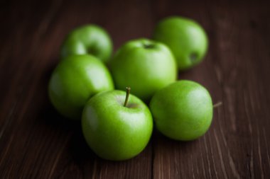 Taze yeşil elmalar masada.