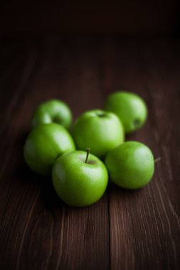 Taze yeşil elmalar masada.