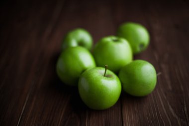 Taze yeşil elmalar masada.