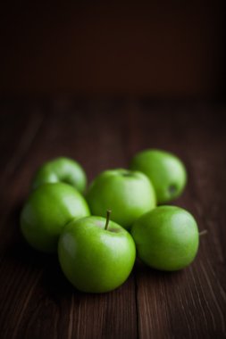 Taze yeşil elmalar masada.
