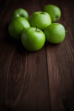 Taze yeşil elmalar masada.