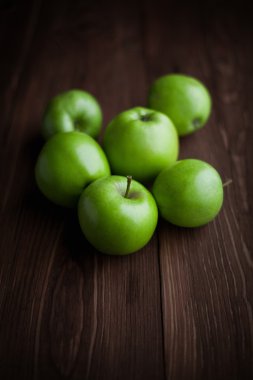 Taze yeşil elmalar masada.