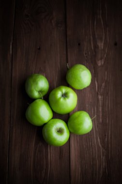 Taze yeşil elmalar masada.
