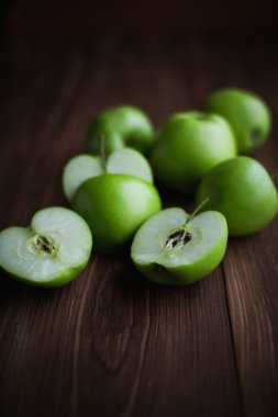 Taze yeşil elmalar masada.