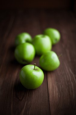 Taze yeşil elmalar masada.