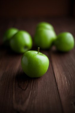 Taze yeşil elmalar masada.
