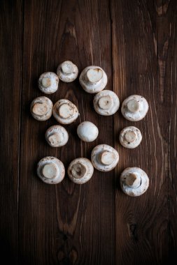 ahşap masa üzerinde beyaz mantar