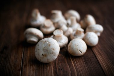 ahşap masa üzerinde beyaz mantar