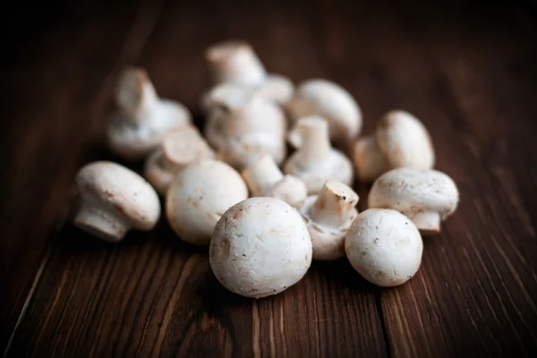 Witte champignons op houten tafel — Stockfoto