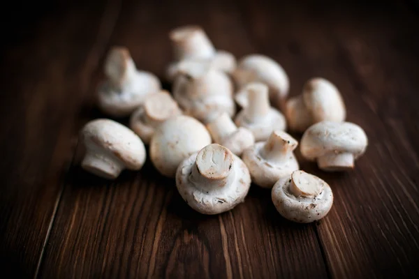 Witte champignons op houten tafel — Stockfoto