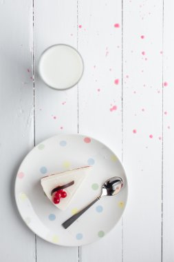 Ahşap bir masa üzerinde kırmızı meyveler ile beyaz peynirli kek. Natürmort