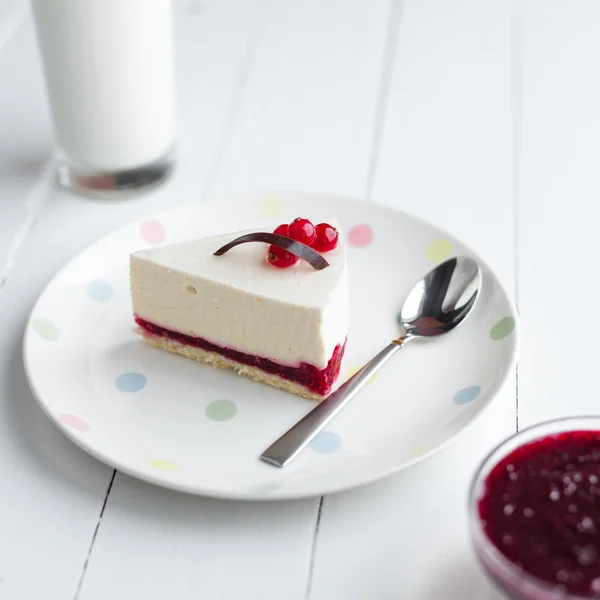 Gâteau au fromage blanc aux baies rouges sur une table en bois. Nature morte — Photo