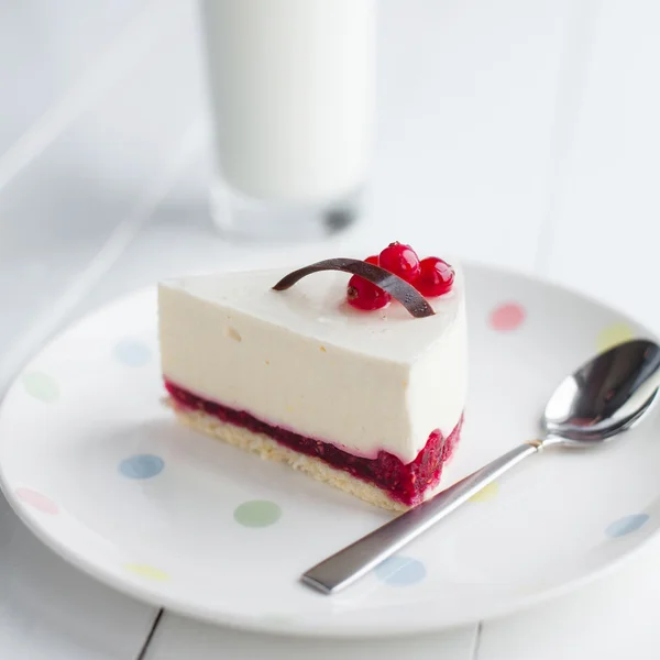 Gâteau au fromage blanc aux baies rouges sur une table en bois. Nature morte — Photo