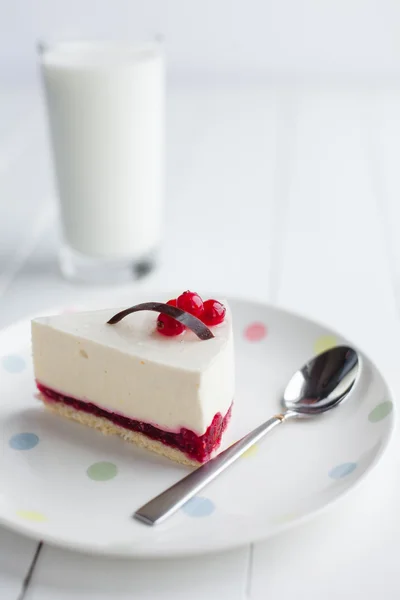 木製のテーブルの赤い果実を白いチーズケーキ。スティル ・ ライフ — ストック写真