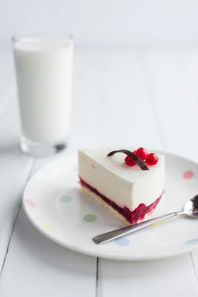 Gâteau au fromage blanc aux baies rouges sur une table en bois. Nature morte — Photo