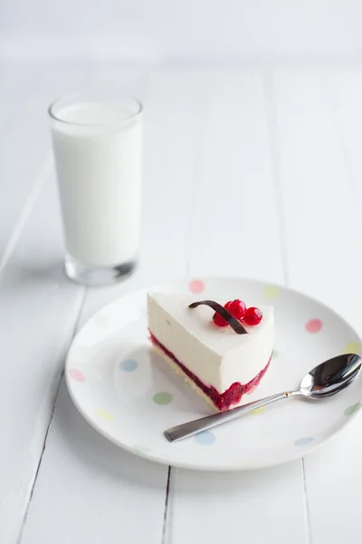 White cheesecake with red berries on a wooden table. Still life — Stock Photo, Image