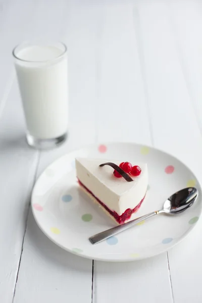 White cheesecake with red berries on a wooden table. Still life — Stock Photo, Image
