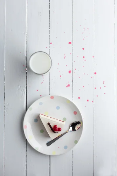 Tarta de queso blanco con bayas rojas sobre una mesa de madera. Bodegón — Foto de Stock